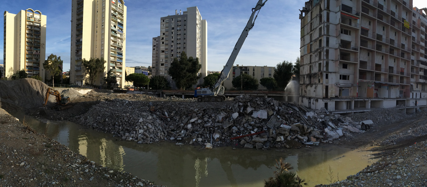 DEMOLITION DE LA BARRE 30 - LES MOULINS